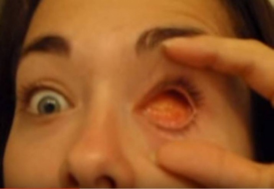 فيديو| فتاة تزيل بؤبؤ عينها وتعيده بسهولة!