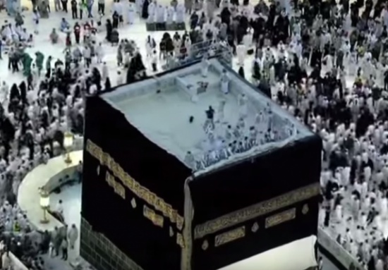 بالفيديو والصور: ضيوف الرحمن يتوافدون إلى صعيد عرفات.. والكعبة بحلة جديدة