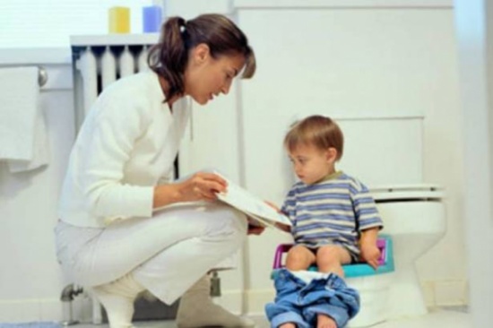 كيف تعلمين طفلك استخدام المرحاض والاستغناء عن الحفاض؟