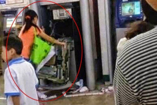 فيديو: امرأة تفكك ماكينة صراف آلي ابتلعت بطاقتها! فيديو: امرأة تفكك ماكينة صراف آلي ابتلعت بطاقتها!