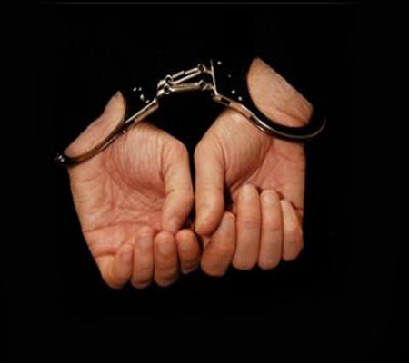 القبض على سعودي بملابس نسائية أثناء قيادته لسيارته القبض على سعودي بملابس نسائية أثناء قيادته لسيارته