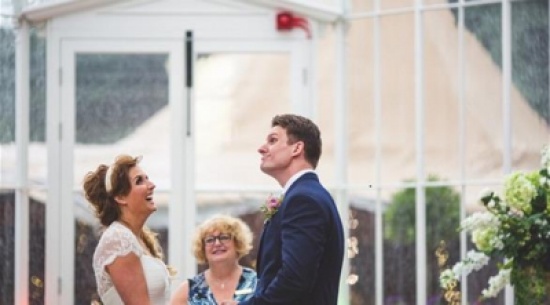 زوجان بريطانيان يقيمان حفل زفافهما في وجه إعصار بيرثا