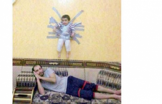 سعوديان يلصقان طفلا على الجدار