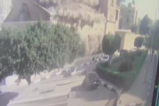 أول فيديو من كاميرات المراقبة للحظة انفجار كاتدرائية الأقباط في القاهرة