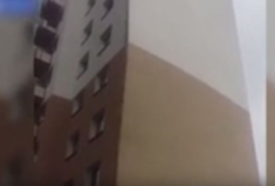 شاهد.. لحظة سقوط الكسوة الخارجية لبناء بفعل الرياح