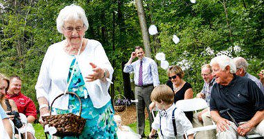 فتاة تختار جدتها 94 عاما لتكون وصيفتها يوم الزفاف