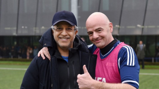 بالصور: رئيس الفيفا الجديد ونجوم الكرة يشاركون في مباراة ودية بحضور الشيخ سلمان