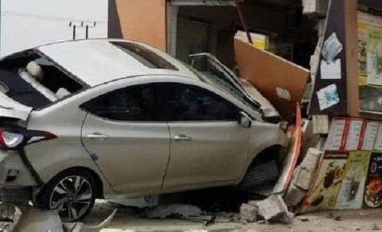 5 اصابات اثر اقتحام مركبة لـ بسطة قطائف في عمان 5 اصابات اثر اقتحام مركبة لـ بسطة قطائف في عمان