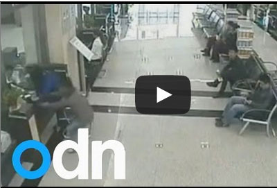 علقة ساخنة للص سرق امرأة تصرف أموالاً من بنك‎