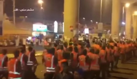 بالفيديو: مشهد مهيب لحماس رجال الأمن وهم في طريقهم لتأمين جسر الجمرات بالفيديو: مشهد مهيب لحماس رجال الأمن وهم في طريقهم لتأمين جسر الجمرات