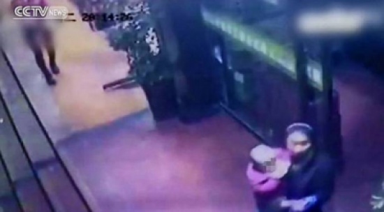 بالفيديو.. نادلة مطعم تخطف رضيع زبونتها! بالفيديو.. نادلة مطعم تخطف رضيع زبونتها!