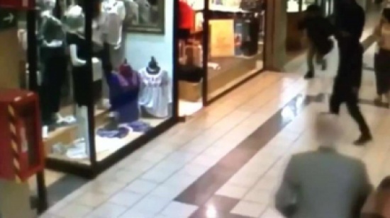 شاهد.. عجوز 'يفركش' لصا ويتلقى توبيخا من زوجته