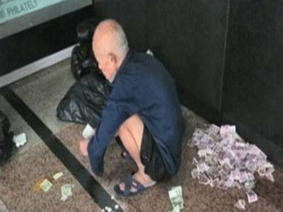متسول صيني يجمع 1600 دولار شهريا ويرسلها لأبنائه في الجامعة متسول صيني يجمع 1600 دولار شهريا ويرسلها لأبنائه في الجامعة