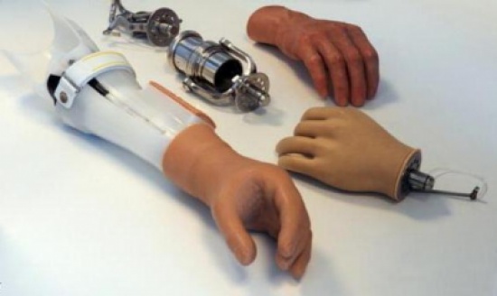 يد آلية تعيد لمبتورى الأطراف الشعور باللمس