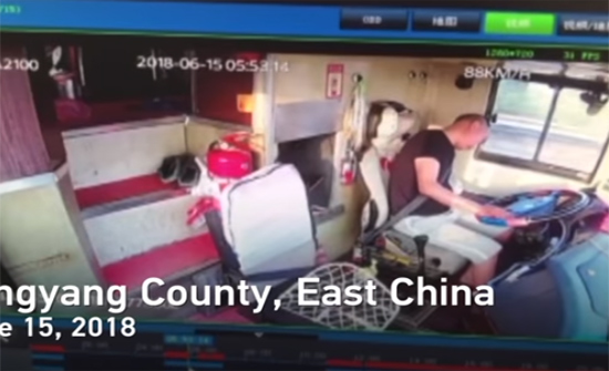 بالفيديو- الصين :شاهد رد فعل ركاب بعد تعرض سائق حافلة لسكتة دماغية