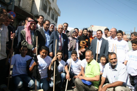 تعزيز اعمال النظافة وصيانة الانارة وازالة البسطات في مخيم الوحدات