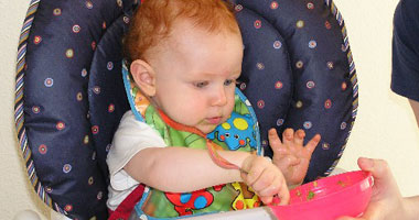 أب يصنع لأبنائه فطائر على شكل ثعابين بطريقة مذهلة