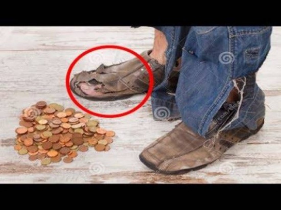 بالفيديو- شاب وضع شيئًا في حذاء رجل فقير غيرت مجرى حياته!