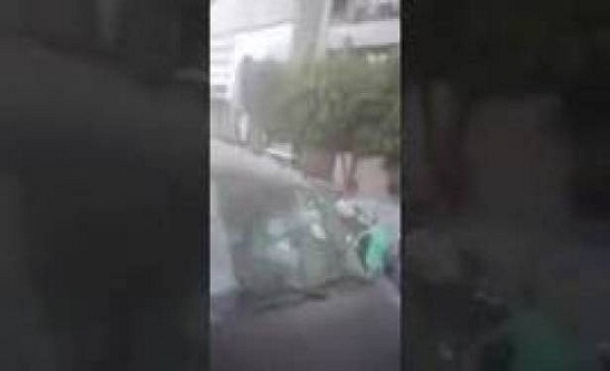 بالفيديو.. رد فعل مارة لحظة رمى سعودي الأموال عليهم من نافذة منزله! بالفيديو.. رد فعل مارة لحظة رمى سعودي الأموال عليهم من نافذة منزله!