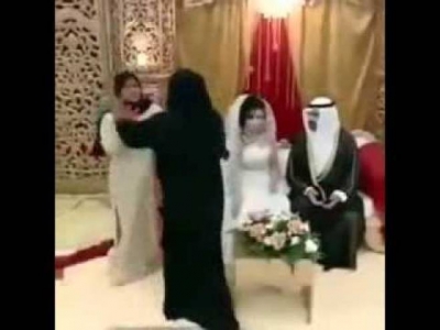 طلّقها بعد ساعتين فقط.. والسبب غريب جداً! طلّقها بعد ساعتين فقط.. والسبب غريب جداً!