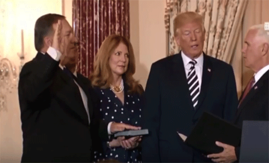 فيديو : بومبيو يؤدي اليمين الدستورية وزيرا للخارجية الأمريكية