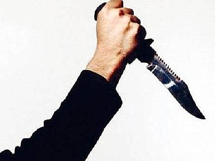 هدّد والدته بالقتل من أجل المال هدّد والدته بالقتل من أجل المال