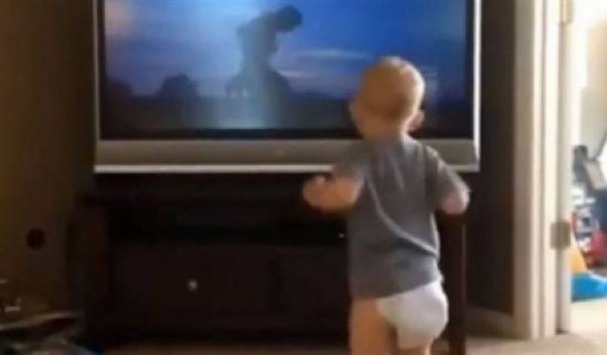 شاهد ماذا يفعل طفل عمره سنتين.. عند ما يشاهد التلفاز