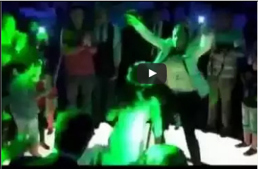 بالفيديو - عروس تشعل المواقع برقص لا يصدق على وقع أغنية شعبية