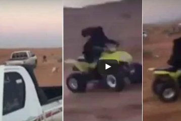 شاهد..فتاة تقود دباب في الصحراء وموكب من الشباب يلحقون بها