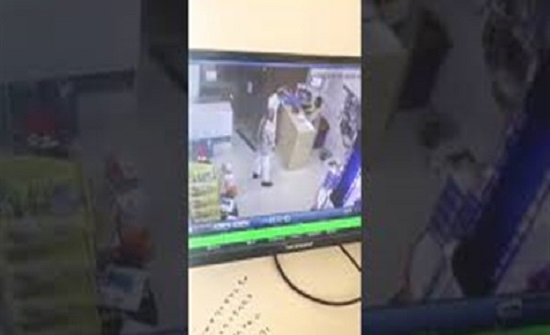 بالفيديو : صاحب محل يلقن لصين حاولا سرقته درسا قاسيا