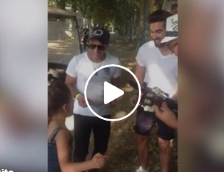 شاهد.. طفلة تبهر مجموعة شباب بقوة صوتها