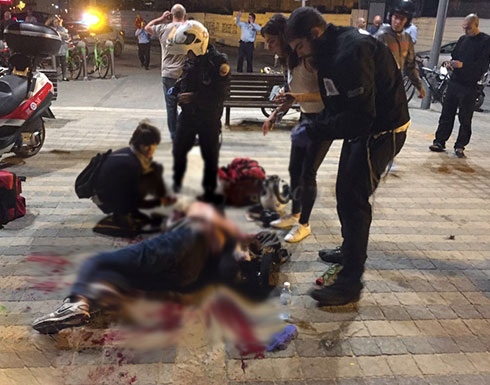 بالفيديو: مقتل اسرائيلي واصابة 10 آخرين بعملية طعن في يافا.. واستشهاد المنفذ بالفيديو: مقتل اسرائيلي واصابة 10 آخرين بعملية طعن في يافا.. واستشهاد المنفذ