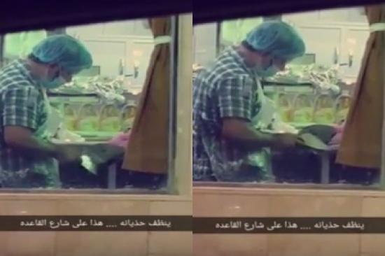 شاهد: عامل بمطعم ينظف حذاءه بسكين تقطيع الشاورما