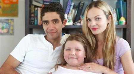 طفلة يزيد وزنها كيلوجراما أسبوعيا بسبب "خطأ طبي"