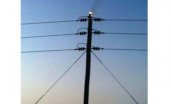 اصابة شاب بصعقة كهربائية اثر ملامسته عامود في الشارع بعجلون