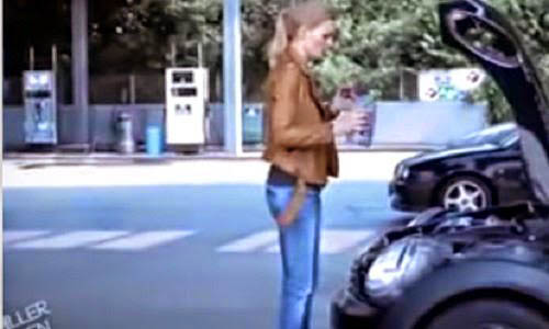 بالفيديو : فتاة تغير زيت سيارتها بطريقة مضحكة بالفيديو : فتاة تغير زيت سيارتها بطريقة مضحكة