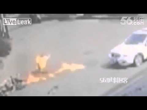 سائق دراجة يتحول إلى "كرة من اللهب" ... وينجو