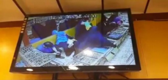 شاهد.,. تسرق محل ذهب وتخفي المسروقات أسفل ملابسها