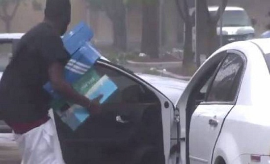 بالفيديو.. لحظة سرقة المنازل والمتاجر بفلوريدا بعد إعصار "إيرما"
