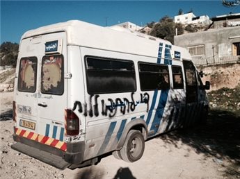 مستوطنون يتلفون إطارات 16 سيارة وحافلة في سلوان مستوطنون يتلفون إطارات 16 سيارة وحافلة في سلوان