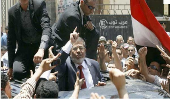 مرسي يهرول من المسجد بعد "انتفاضة" رفضاً لتشبيهه بالنبي مرسي يهرول من المسجد بعد "انتفاضة" رفضاً لتشبيهه بالنبي
