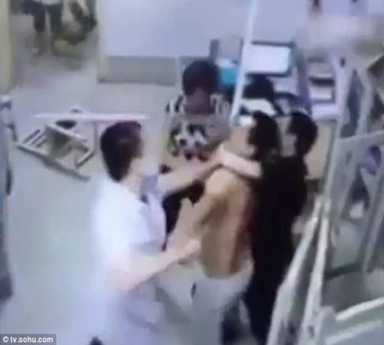 فيديو| معركة دامية بين طبيب ومريض "سكران" في غرفة الطوارئ!!