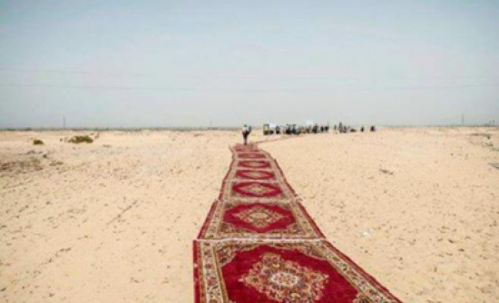 ‘‘سجادة حمراء‘‘ بالصحراء تثير عاصفة انتقادات بوجه وزير مصري