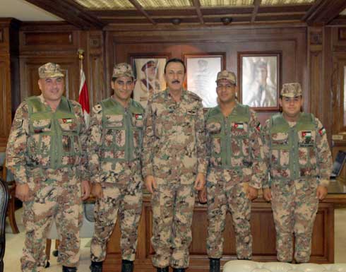 الزبن يرفع مجموعة من ضباط الصف الزبن يرفع مجموعة من ضباط الصف
