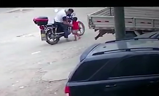 بالفيديو: لحظة خطف رجل طفلة صغيرة