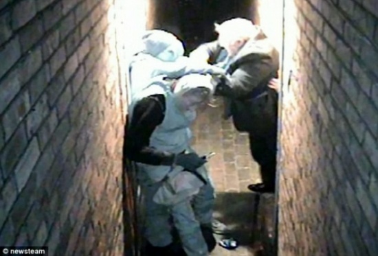 رجل يواجه ثلاثة لصوص داخل منزله!