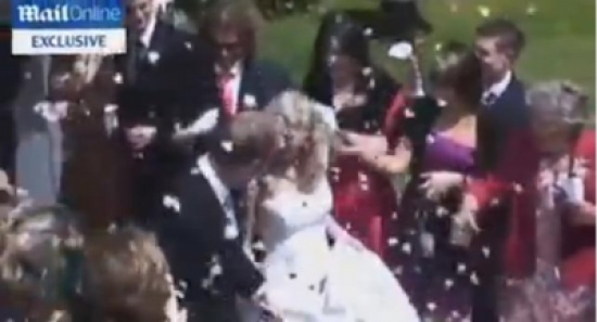 سكب العصير مع الورد على العروس