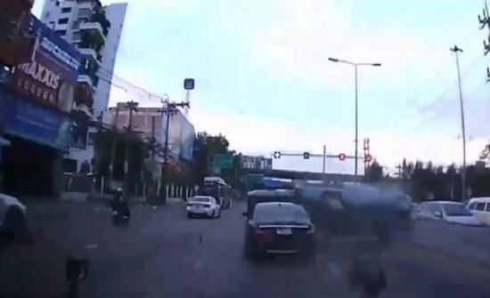 لقطات مروعة لحادث تصادم وسقوط رضيع من سيارة (فيديو) لقطات مروعة لحادث تصادم وسقوط رضيع من سيارة (فيديو)