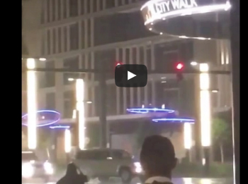 بالفيديو.. مراهق يثير خوف وفزع المارة بسيارته في دبي