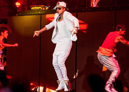 Justin Bieber يبصق على معجبيه